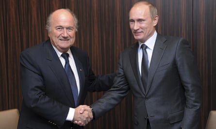Sepp Blatter (izquierda) le da la mano a Vladimir Putin en 2010 después de que Rusia fuera anunciada como anfitriona de la Copa del Mundo de 2018.