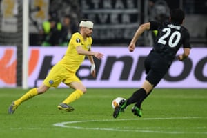 Jorginho of Chelsea seems to be ok as he takes on Makoto Hasebe of Eintracht Frankfurt.