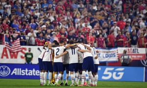 미국 선수들이 흥분한 관중들 앞에서 사전 집결을 하고 있습니다.