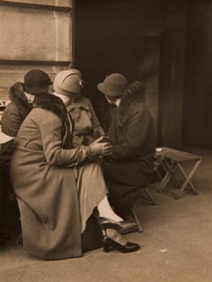 Gossips, London, 1934 (Kabinett sector)Horacio Coppola is part of a trio of avant-garde photographers highly regarded as visionary modernists in Europe and South America