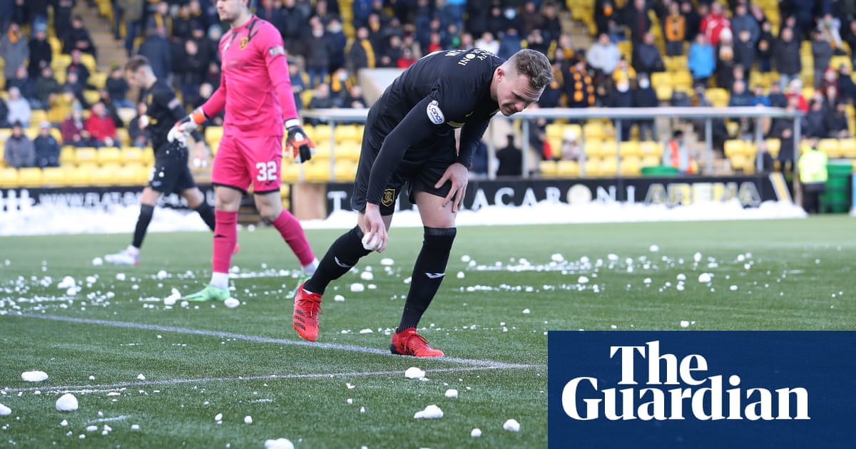 Livingston manager attacks Rangers fans for halting play with snow barrage
