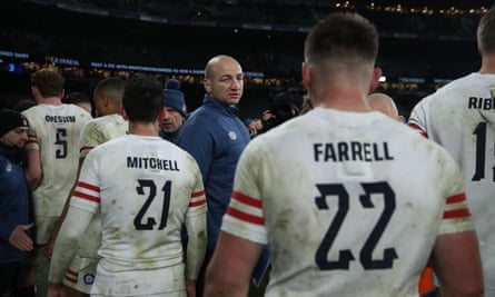 Steve Borthwick, deprimido, observa cómo sus jugadores abandonan el campo tras ser golpeados por Francia.