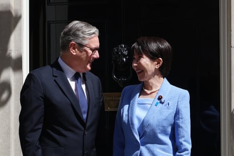 Keir Starmer conheceu Sanae Takaichi, a primeira mulher a ocupar o cargo de primeira-ministra na história japonesa, na escadaria do número 10 hoje cedo.