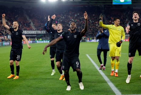 Michail Antonio (tengah) merayakan dengan rekan setimnya di West Ham setelah kemenangan mereka atas AZ Alkmaar.