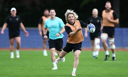 Faf de Klerk runs through drills during a South Africa training session