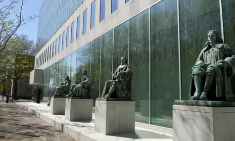 Statues outside the Dutch supreme court