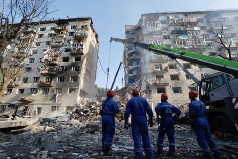 Украјински спасиоци раде на месту ваздушног удара на девет-причи стамбене зграде у Кијеву, Украјини.