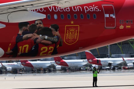 Uma foto de jogadores espanhóis é vista no avião da seleção quando eles chegam ao aeroporto de Madrid.