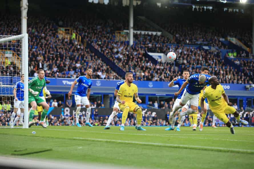 Yoane Wissa of Brentford scores their second goal.