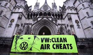 Các nhà hoạt động Greenpeace biểu tình trước Tòa án Công lý Hoàng gia ở London, vào tháng 3 năm 2018.