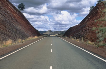 Australien / Landstraße(GERMANY OUT) Überlandstraße in Australien. Highway; Himmel; Landschaft; Straße; Verkehr; Wolken Aufgenommen 1999. (Photo by Mayall/ullstein bild via Getty Images)