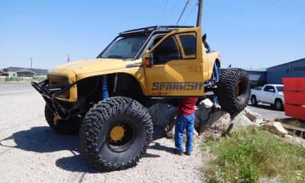 Le 'Brodozer', un camion personnalisé avec des contrôles d'émissions supprimés, a été présenté dans l'émission des Diesel Brothers de Discovery Channel.