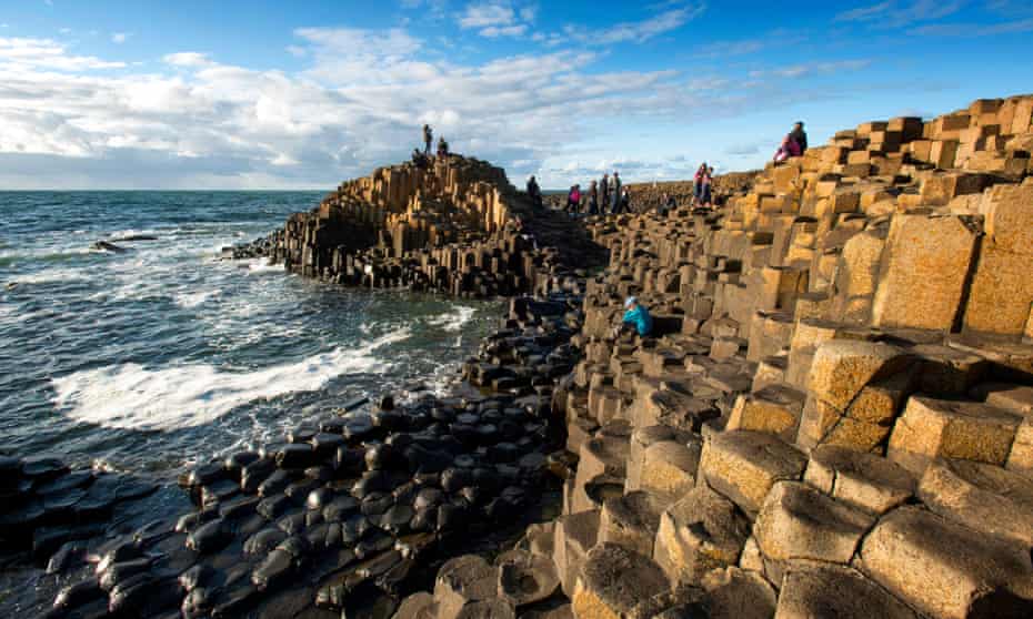 Basalto poligonal: Calzada del Gigante, cerca de Bushmills Inn, Condado de Antrim.