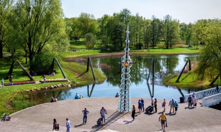 Britzer Garten with lake and sculpture