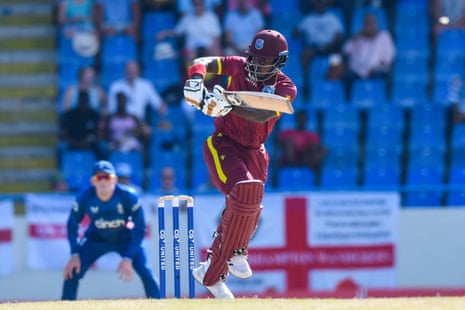 Sherfane Rutherford hita a boundary as West Indies recover from the loss of early wickets.