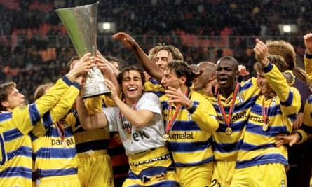 El Parma celebró la Copa de la UEFA de 1999 tras vencer al Marsella por 3-0 en la final de Moscú.