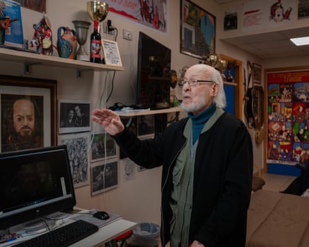 Trincale singing a song recounting the story of his marriage in his flat.