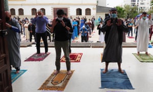 مسلمانان الجزایری پس از هشت ماه وقفه به علت ویروس کرونا در الجزایر ، الجزایر ، در 6 نوامبر سال 2020 در مسجد الفلاح تجمع کردند تا اولین نماز جمعه را برگزار کنند.