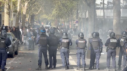 Police face student protesters in Paris