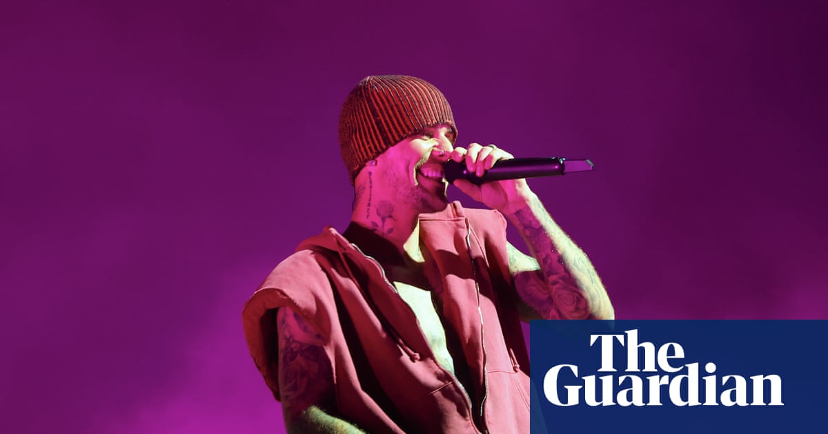 Justin Bieber performs surprise acoustic gig in beleaguered Los Angeles park
