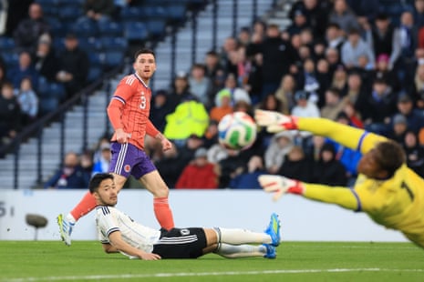 Сузуки отражает удар Энди Робертсона.