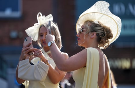 ग्रैंड नेशनल के लिए पहुंचते ही रेसगोर्स तस्वीरें लेते हैं।