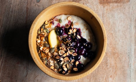 Just right: oat porridge with blueberries, honey and butter.