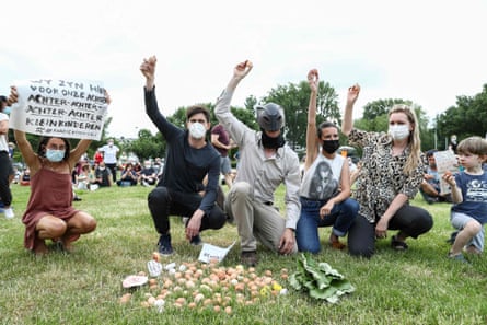 Residents of Zwijndrecht, Antwerp and the surrounding area demonstrate with eggs to request the establishment of a parliamentary inquiry into PFOS pollution.