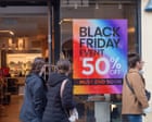 Britanni evitano la high street il Black Friday: visite in calo per timori economici