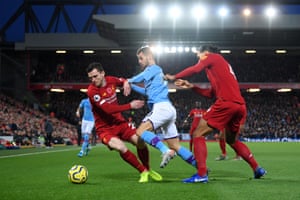 Silva pressures Robertson.