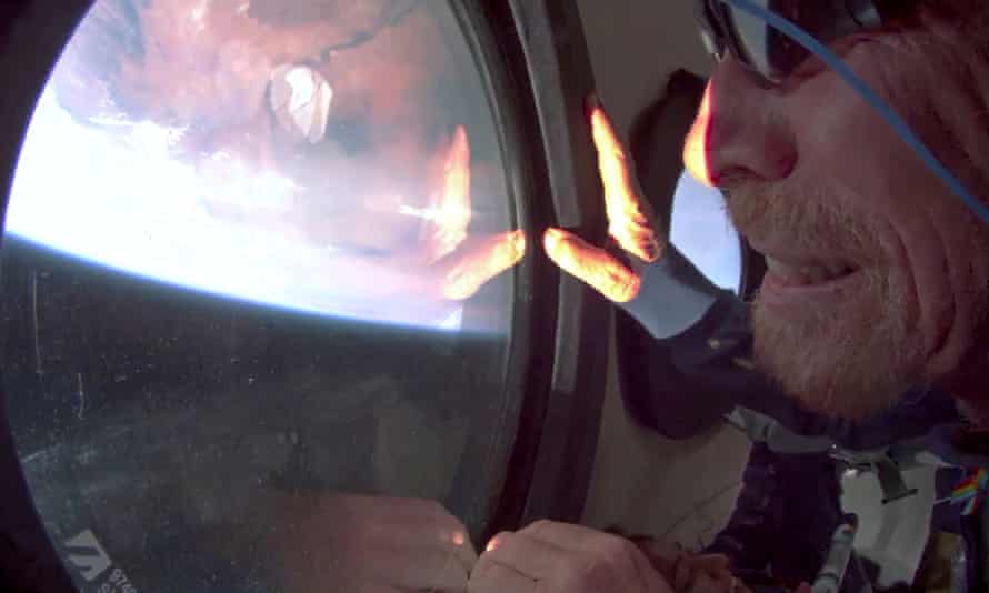 ريتشارد برانسون يرصد منحنى الأرض من صاروخ الركاب فيرجن جالاكتيك VSS Unity عندما يقترب من حافة الفضاء في يوليو.