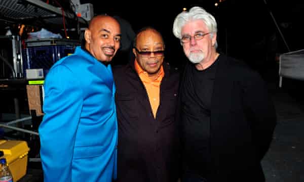 James Ingram, à gauche, avec le producteur Quincy Jones, et Michael McDonald, avec qui Ingram a fait un duo sur Yah Mo B There, dans les coulisses du festival de musique des Bermudes, 2009.