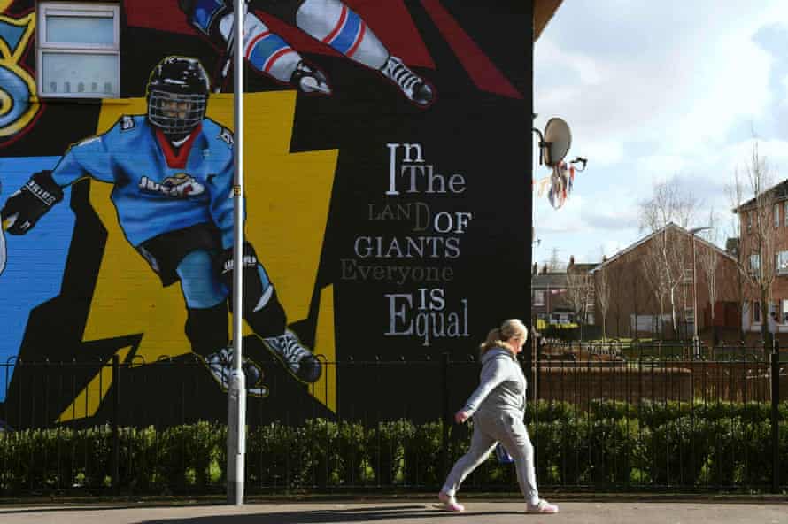 Une fresque des géants de Belfast.