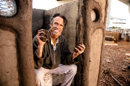 Elliott, an expert in the ancient technique of constructing cob structures, helped bring the vision to life.