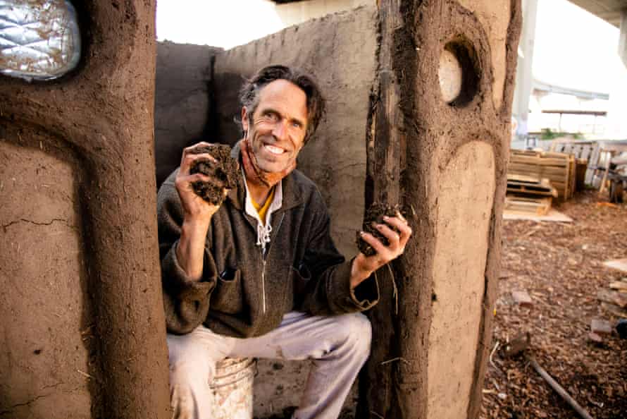 Elliott, un experto en la técnica antigua de construir estructuras de mazorcas, ayudó a cumplir la visión.