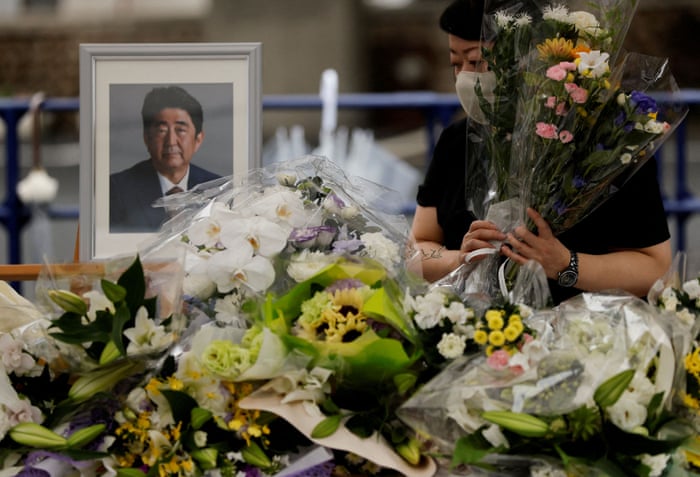 Mourners gather at the altar for the late former Japanese PM Shinzo Abe in Tokyo.