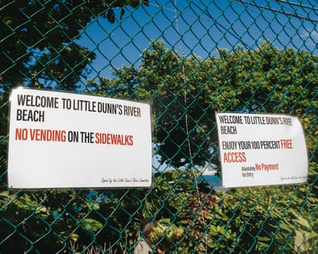 Signs on fences at Little Dunn’s River