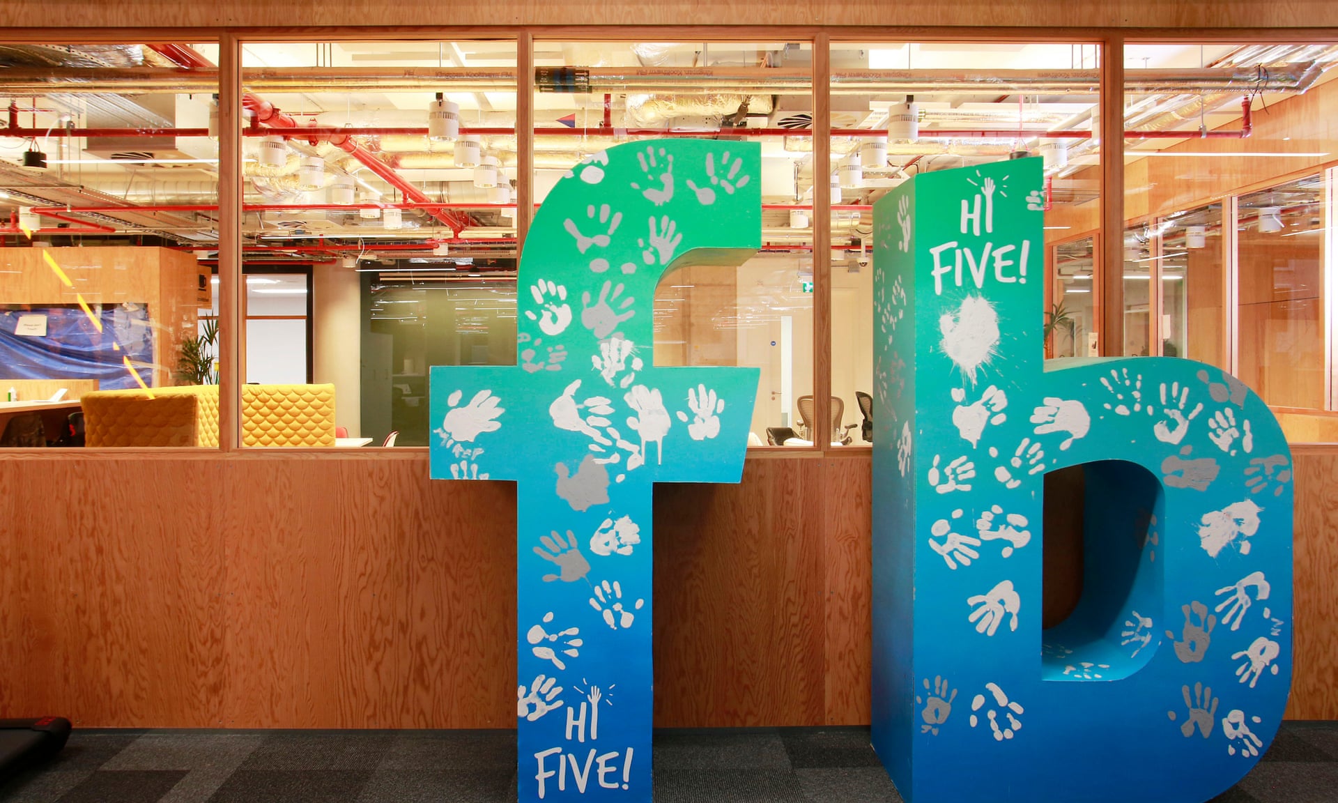 Facebook’s new London office brings 800 jobs (theguardian.com)
