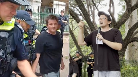 Manifestantes marchando frente al parlamento estatal