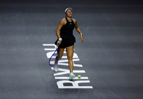 Jessica Pegula wins the opening set.