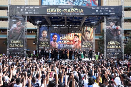 Gervonte Davis dan Ryan Garcia bertukar kata selama penimbangan mereka di Toshiba Plaza pada 21 April 2023 di Las Vegas, Nevada.  Davis dan Garcia akan bertarung dengan berat tangkapan 136lb di T-Mobile Arena di Las Vegas pada 22 April.
