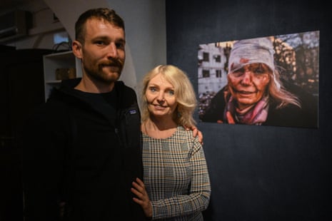 Agency photojournalist Wolfgang Schwan (L) and Ukrainian teacher Olena Kurilo (R), who has become the symbol of the Russia-Ukraine war with her iconic photo.