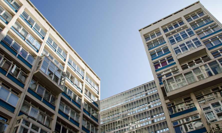 Detail of the Erno Goldfinger designed Metro Central Heights in Elephant and Castle, London. Originally called Alexander Fleming House and home to go2B1J36A Detail of the Erno Goldfinger designed Metro Central Heights in Elephant and Castle, London. Originally called Alexander Fleming House and home to go