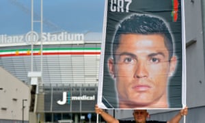 Supporters waiting for the arrival of Cristiano Ronaldo at the Juventus medical clinic.