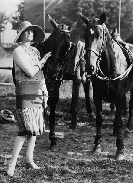 Maria von Maltzan pinch 2 horses