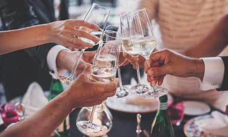 Les gens tintent des verres de champagne