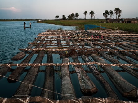 Cidades flutuantes de troncos: poderão os “pulmões de África” sobreviver à sua exploração?