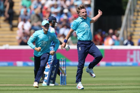 Ο Sam Curran πανηγυρίζει αφού πήρε μια επιστροφή για να αποβάλει τον Ishan Kishan.
