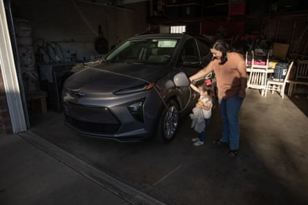 Graciela Deniz and her daughter open car door