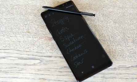 Với Samsung Galaxy Note 8, bạn sẽ được trải nghiệm một chiếc điện thoại thông minh đầy cảm xúc. Lớp vỏ kim loại sang trọng, màn hình vô cực cùng với bút S Pen thông minh mang đến cho bạn những trải nghiệm độc đáo hơn bao giờ hết. Hãy xem hình ảnh của chúng tôi để nhận thấy sự lôi cuốn của Samsung Galaxy Note
